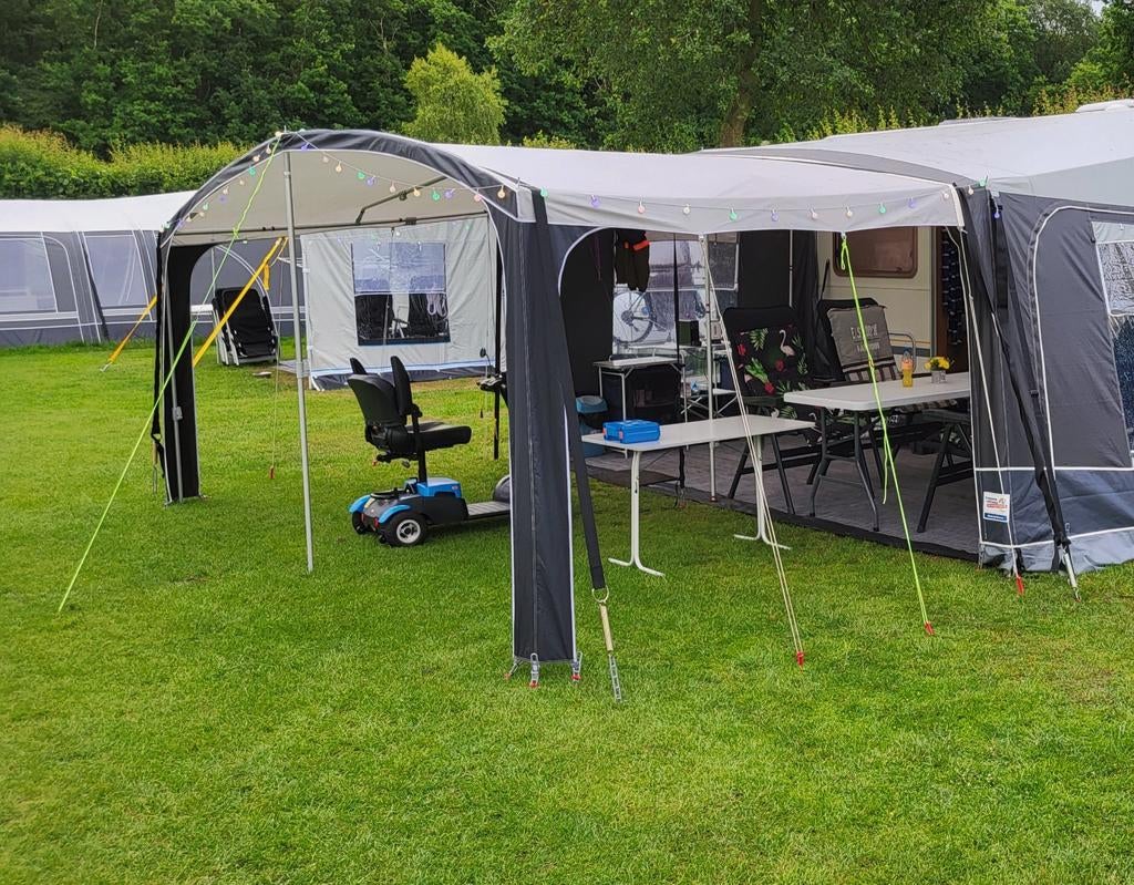 Tentluifel en uitbouw octavia 270, Caravans en Kamperen, Ophalen, Zo goed als nieuw