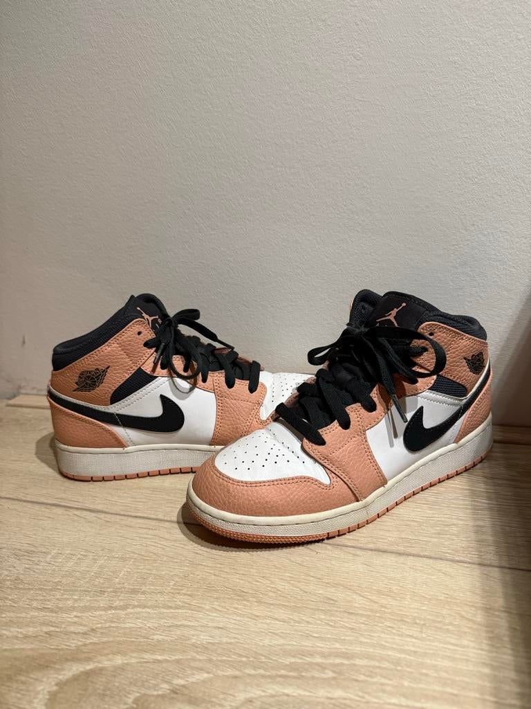 Nike Air Jordan 1 Mid - Roze/Wit/Zwart, Kleding | Dames, Schoenen, Ophalen of Verzenden, Gedragen, Roze, Sneakers of Gympen