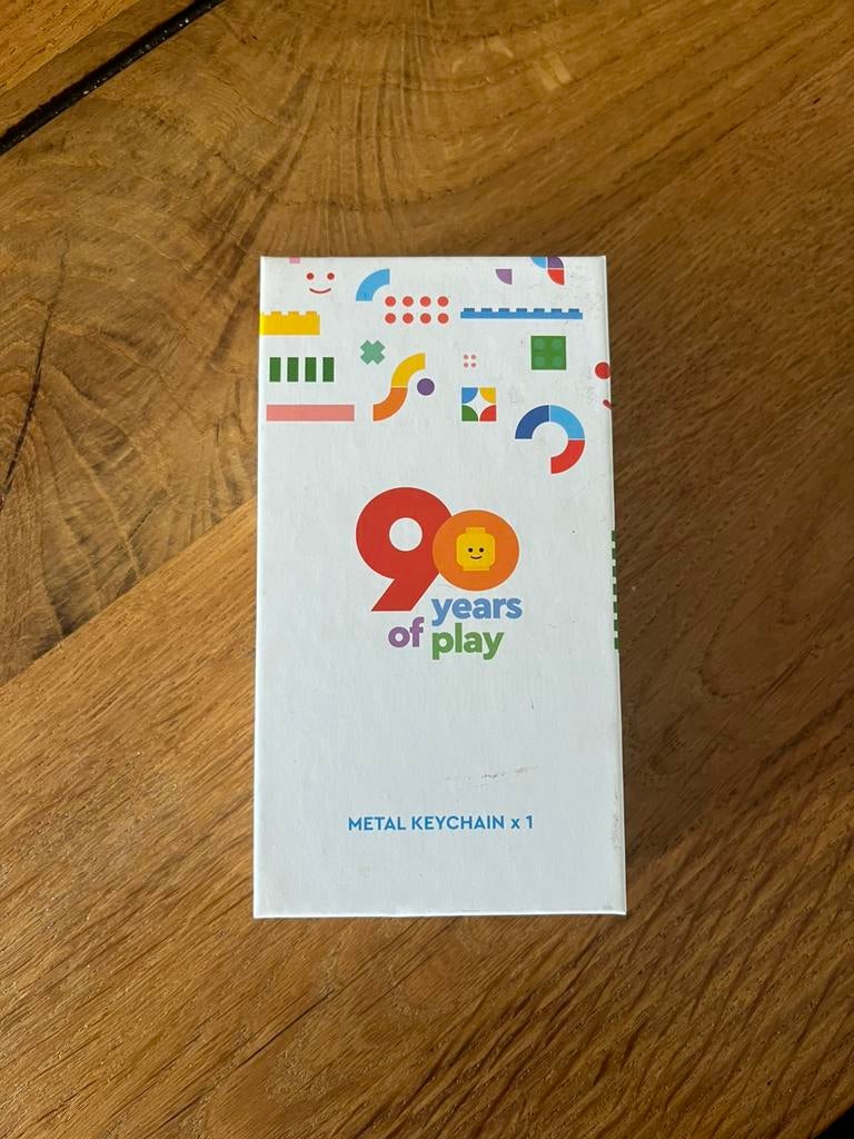 90 jaar LEGO sleutelhanger, Verzamelen, Ophalen, Zo goed als nieuw