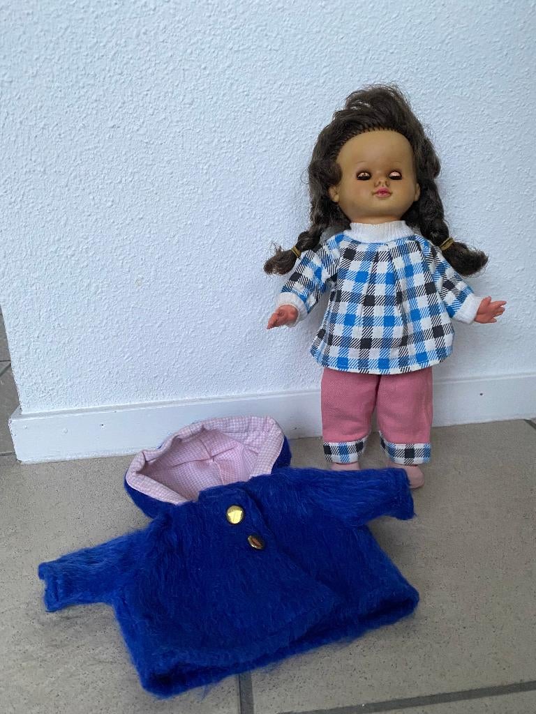 Pop jaren 60 - 28 cm lang met “bont” jasje en jurkje vintage, Ophalen of Verzenden, Gebruikt, Pop