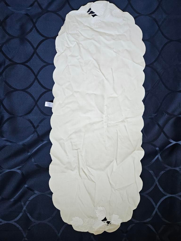 Crèmekleurige tafelloper met geborduurde bladeren, Ophalen of Verzenden, Zo goed als nieuw, Ovaal, Binnen