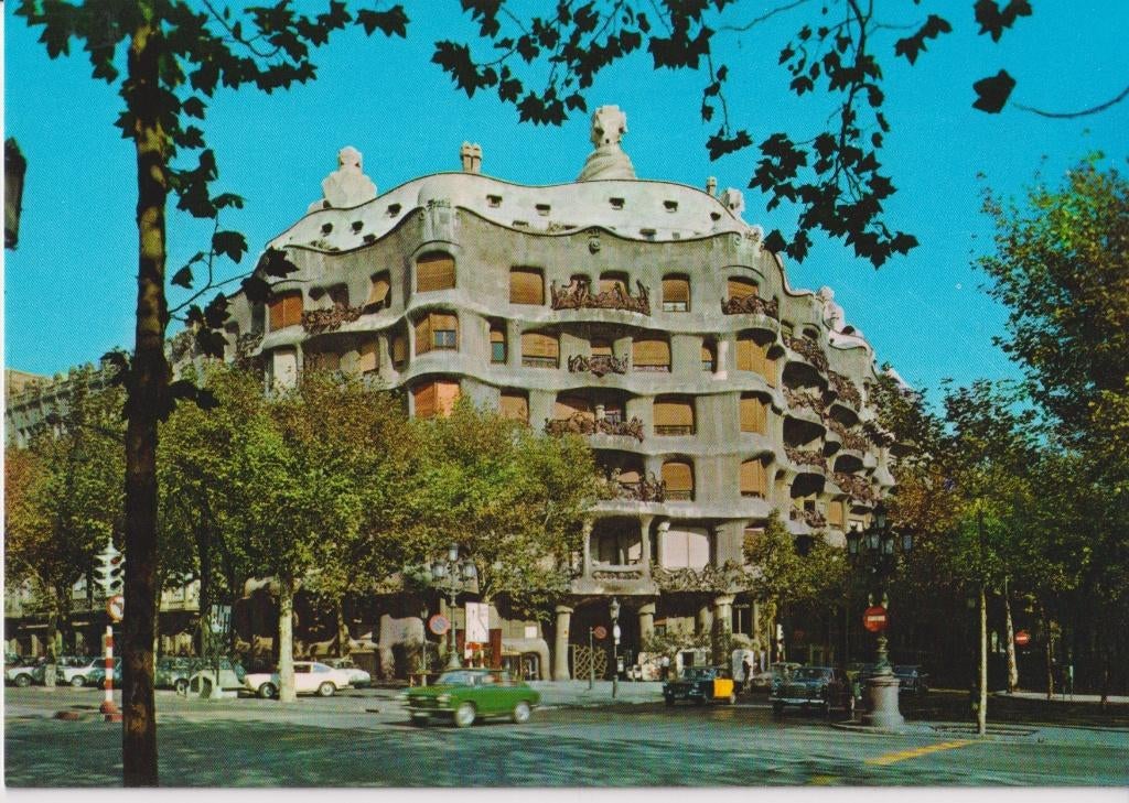 Spanje, Barcelona met auto's, Verzamelen, Ansichtkaarten | Buitenland, Ophalen of Verzenden, 1960 tot 1980, Ongelopen, Spanje
