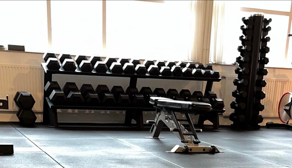 Hex Dumbbells 1-50kg met toren en rack, Sport en Fitness, Fitnessmaterialen, Ophalen, Gebruikt, Armen, Dumbbell