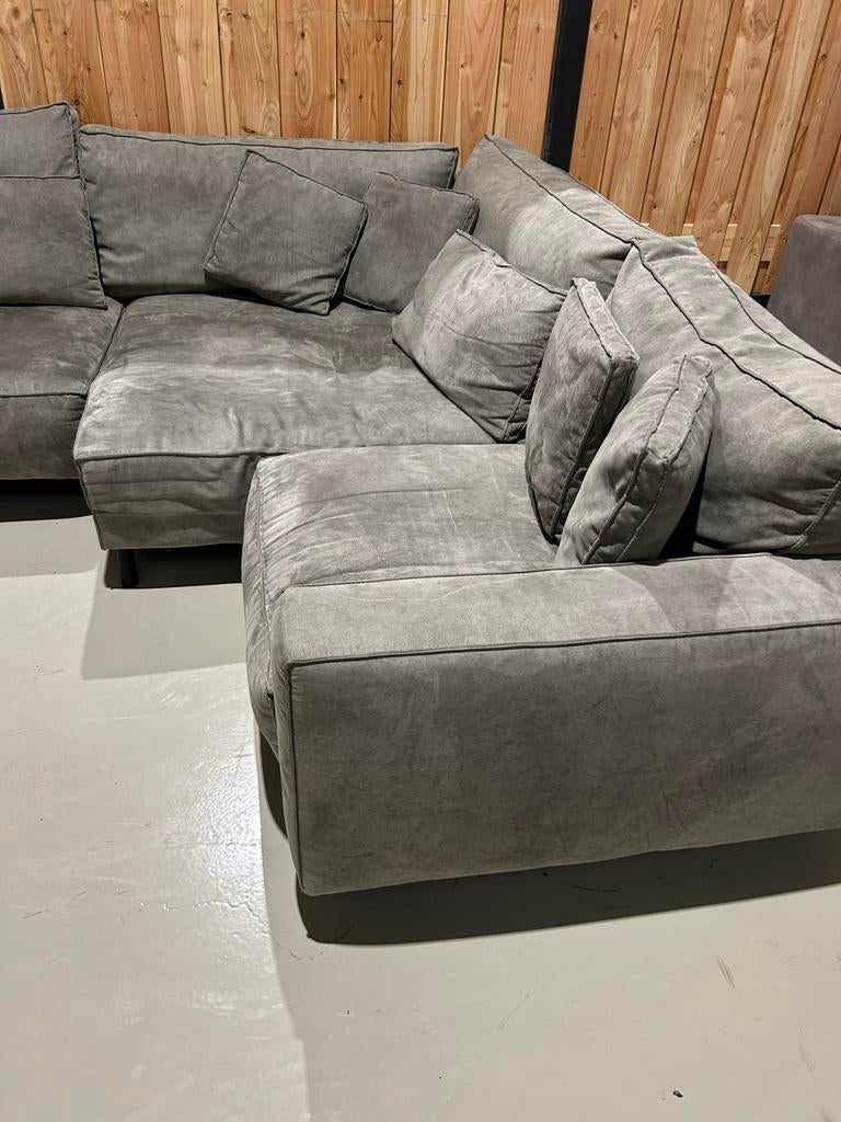 Goossens Grijze Plofbak in Perfecte Staat - 320x245 cm, ., Hoekbank, 300 cm of meer, Ophalen of Verzenden