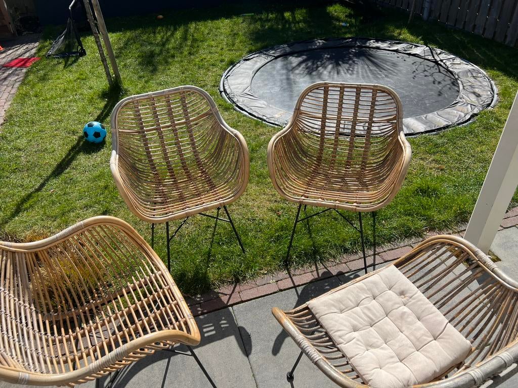 Set van 4 rotan tuinstoelen met metalen onderstel – gebruikt, Ophalen, Zo goed als nieuw, Rotan