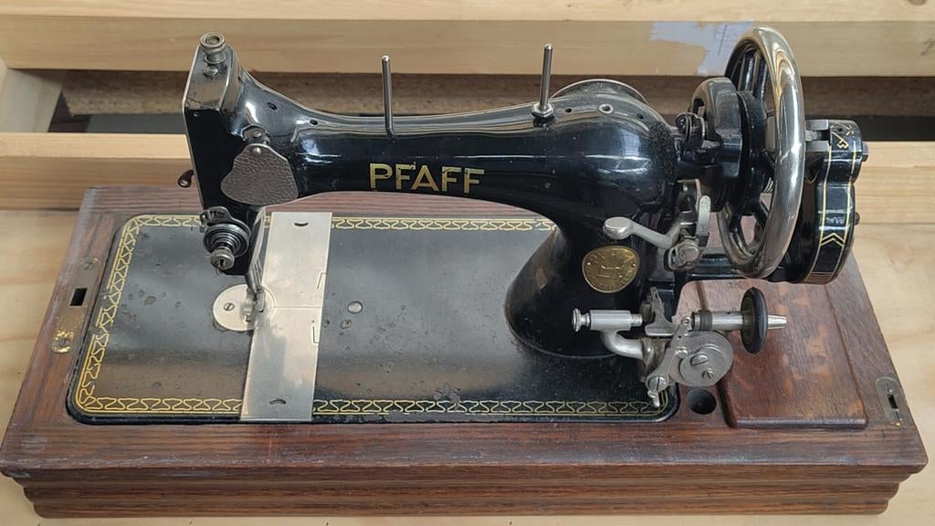 Pfaff antieke naaimachine met handaandrijving, Antiek en Kunst, Antiek | Naaimachines, Ophalen