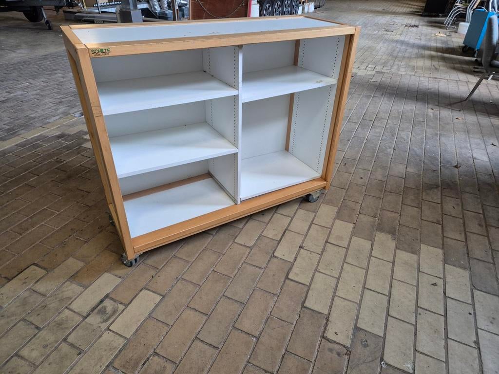 Originele Schilte schoolkast op wielen, Ophalen