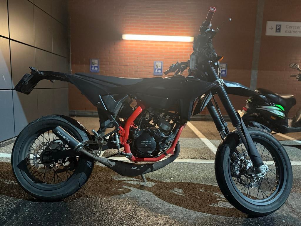 Bèta Track 50cc Supermoto - Zwart/Rood, Fietsen en Brommers, 6 versnellingen, Gebruikt, 50 cc, Ophalen