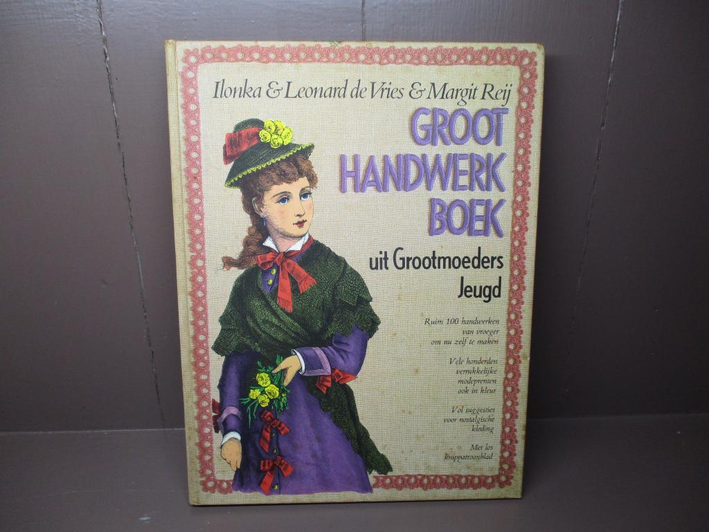 Groot Handwerkboek uit Grootmoeders Jeugd (1979), Ophalen of Verzenden, Gelezen