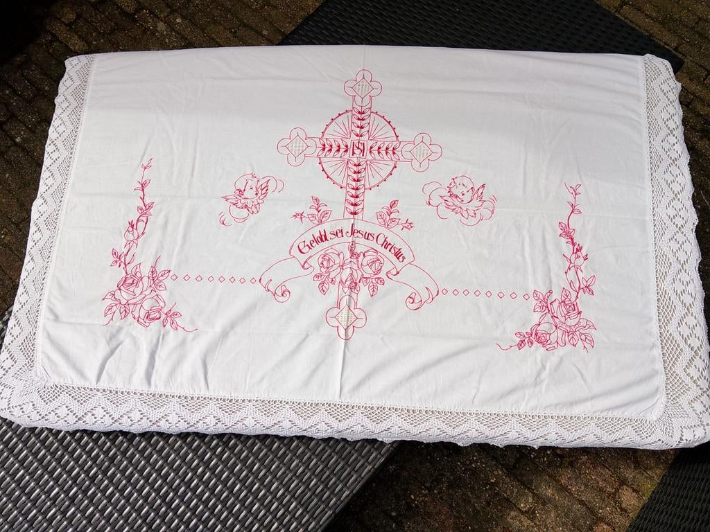 Wit altaar kleed met rood borduurwerk en kant, Ophalen of Verzenden