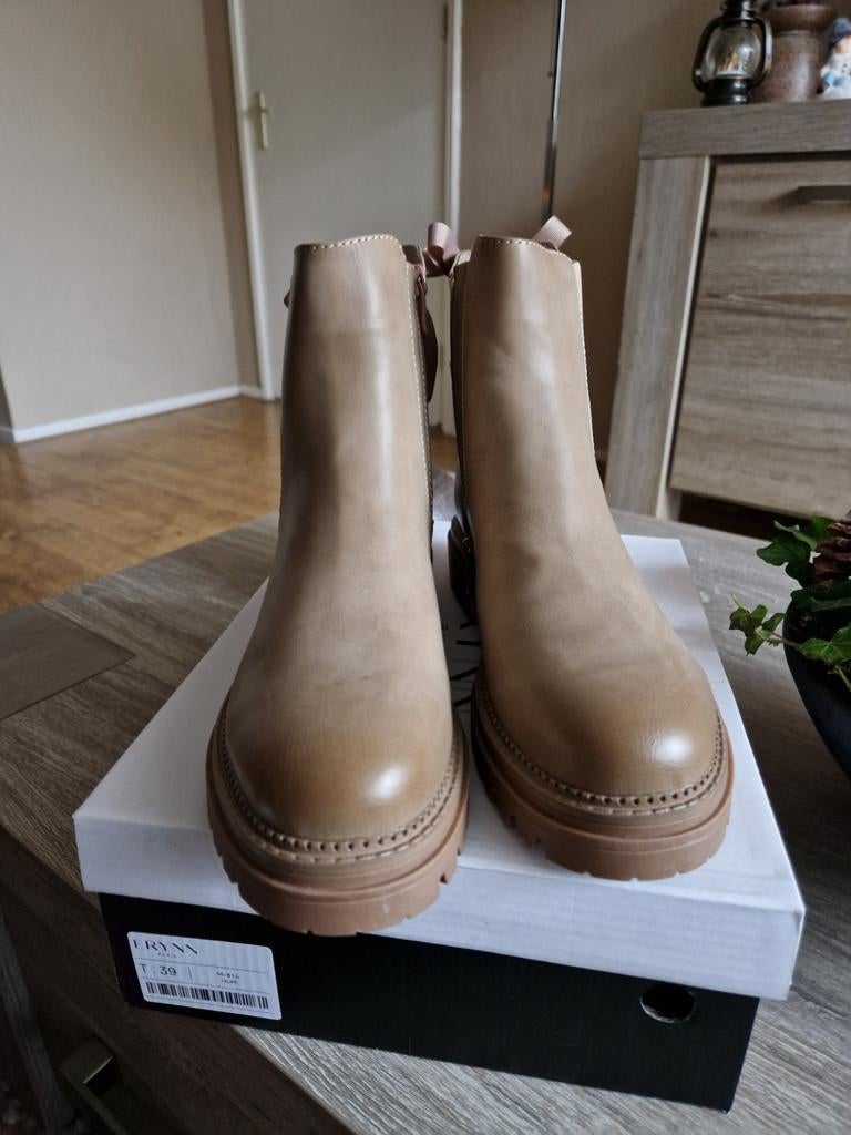 Lage laarzen met linten en versieringen, maat 39, Ophalen of Verzenden