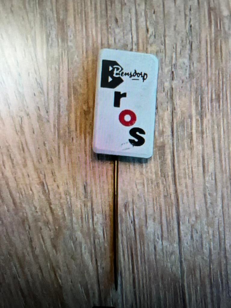 Vintage Bensdorp Bros Speldje, Ophalen of Verzenden, Gebruikt, Overige onderwerpen, Speldje of Pin