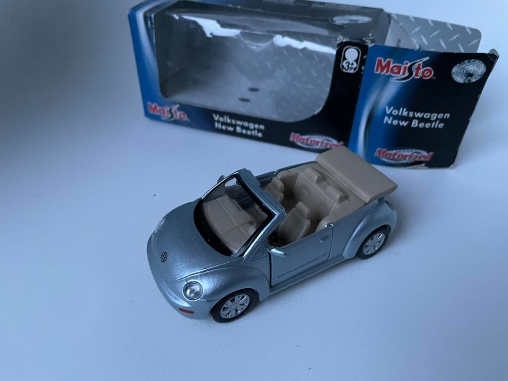 model VW Volkswagen Beetle Cabrio zilvergrijs, Maïsto, 1/37, Hobby en Vrije tijd, Modelauto's | 1:32, Ophalen of Verzenden, Zo goed als nieuw