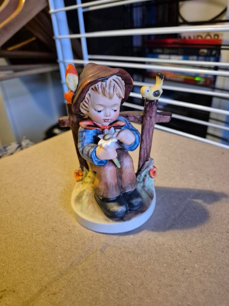 Hummel beeldje - Jongen met vogel, Ophalen of Verzenden