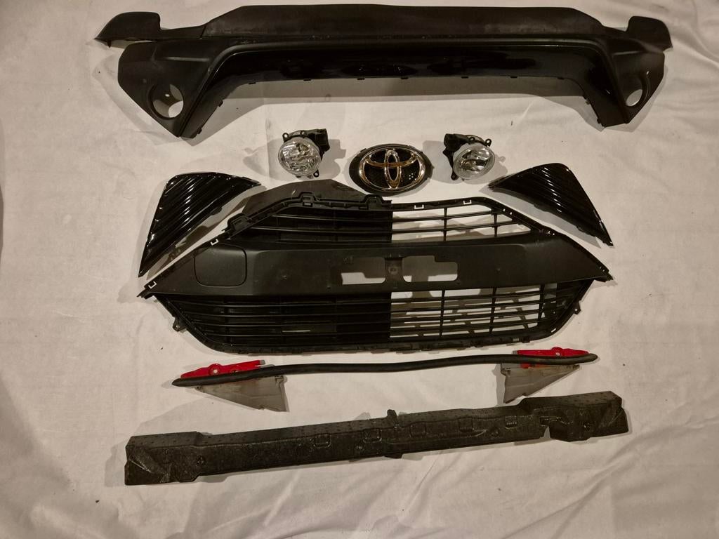 2014+ FACELIFT TOYOTA AYGO VOORBUMPER DELEN HOOGGLANS ZWART, Gebruikt, Ophalen of Verzenden, Toyota, Bumper