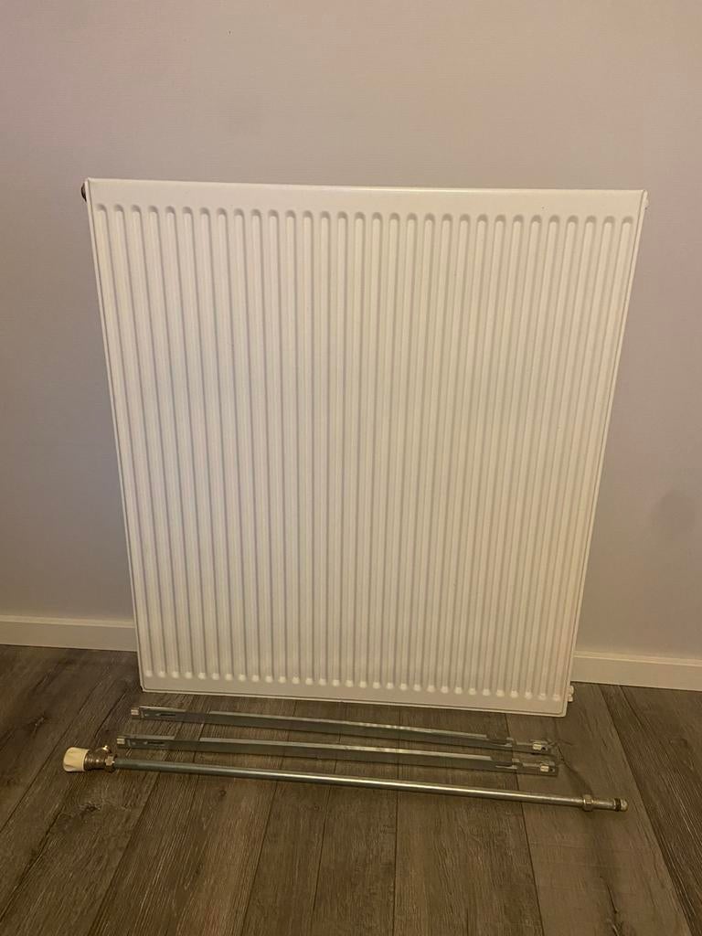 Radiator (80x90cm) met muurbeugels en thermostaatknop, Ophalen, Radiator, Zo goed als nieuw, 60 tot 150 cm