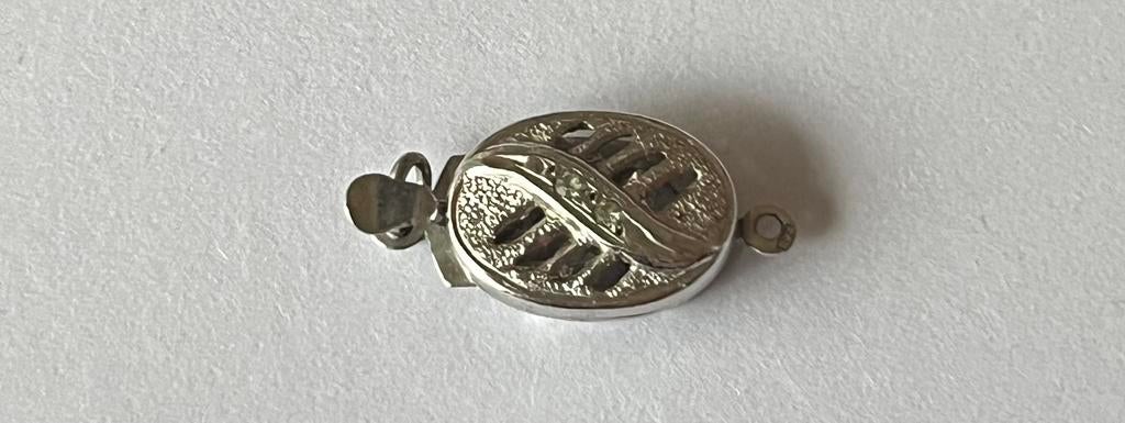 Zilveren opengewerkt ovaal slotje met 2 zirkoniaatjes., Verzenden, Zo goed als nieuw, Zilver, Zilver