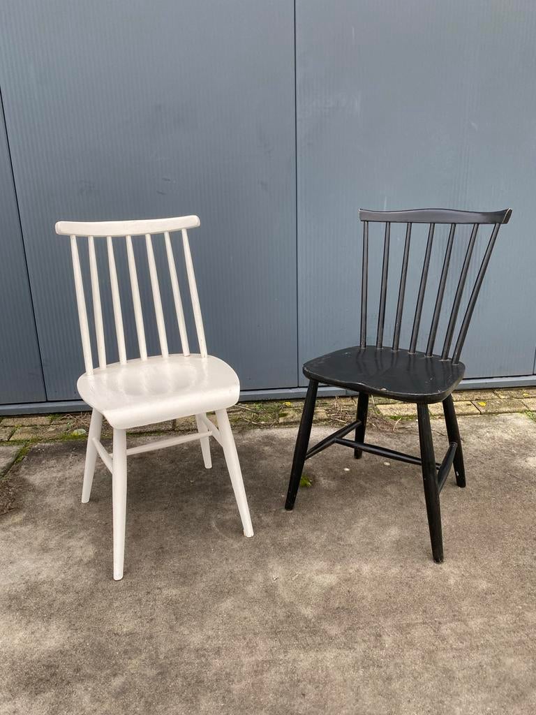 Twee vintage houten spijlenstoelen - 1x Tapiovaara, Huis en Inrichting, Stoelen, Ophalen, Gebruikt, Bruin, Twee