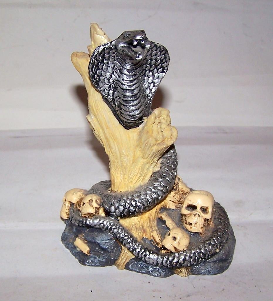 Prachtig beeldje Cobra met doodskoppen, H. 12cm. Nwst., Verzamelen, Beelden en Beeldjes, Ophalen of Verzenden, Zo goed als nieuw