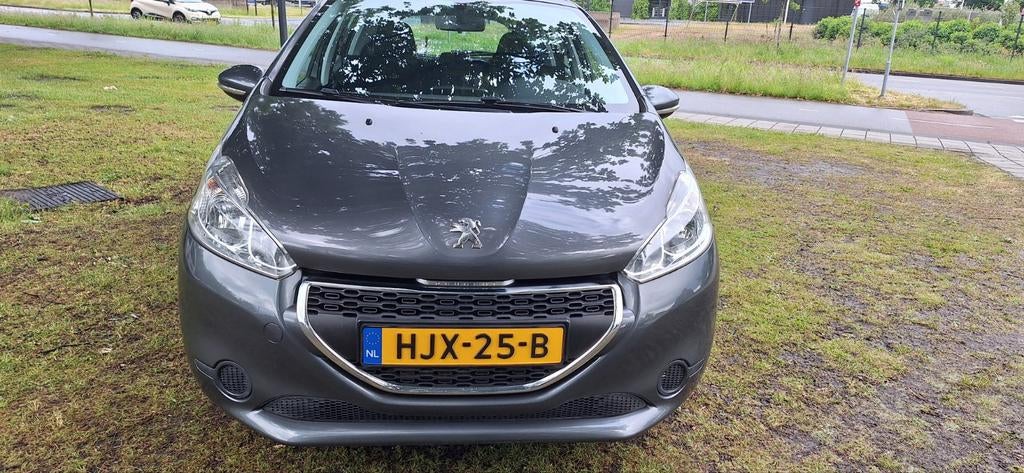 Peugeot 208  2014 motor  gereviseerd  2200 nieuwe  apk, Auto's, Peugeot, Voorwielaandrijving, Stof, 10 cc, Zwart