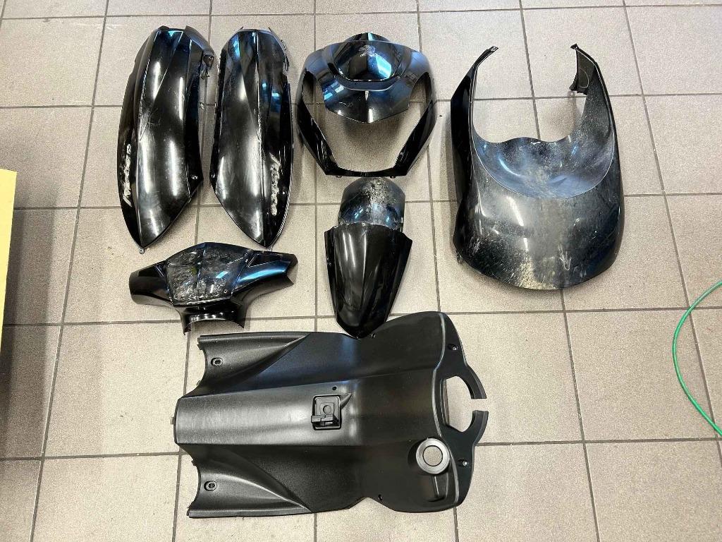 Kappenset zwart inclusief beenschild Peugeot Kisbee e4 en E5, Gebruikt, Info@peugeot.nl, Ophalen of Verzenden, Kap