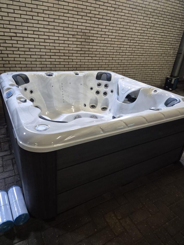 Showmodel Spa Infinity Jacuzzi nu €8499, Ophalen of Verzenden, Nieuw, Trap, Vast