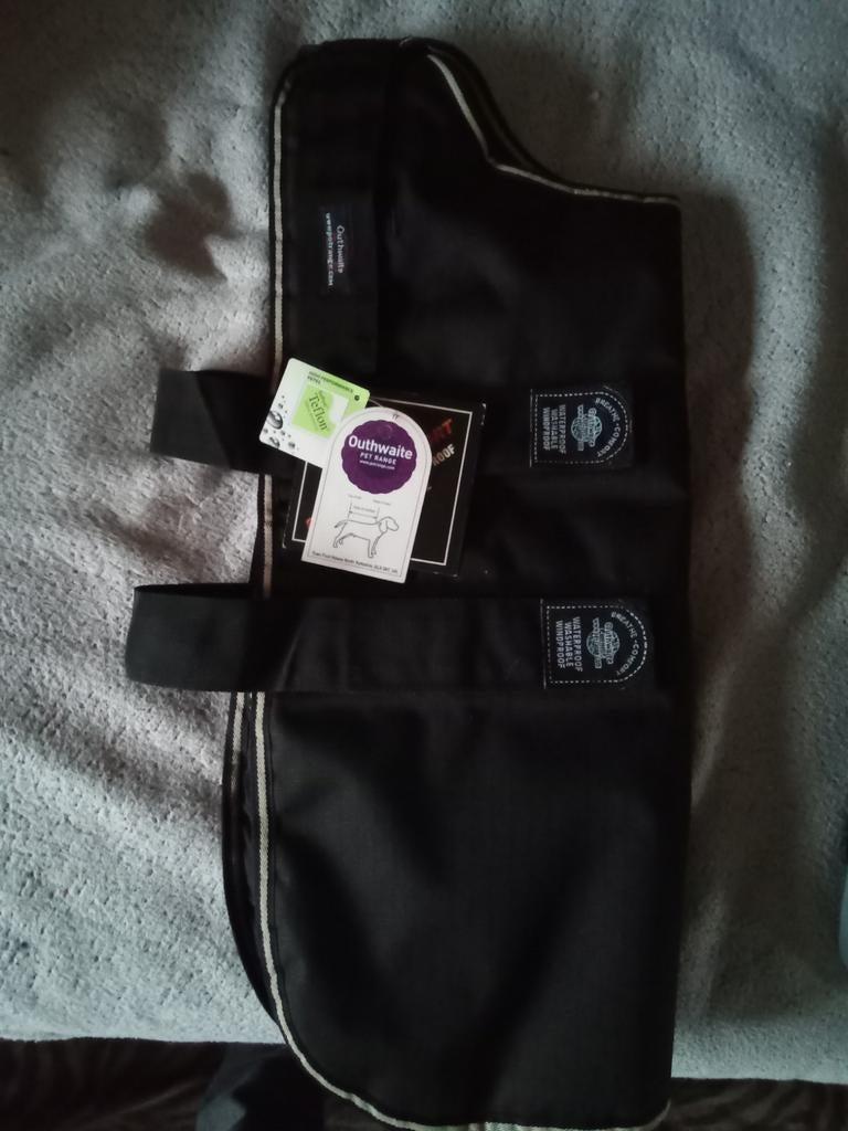 Tekoop 2 nieuwe honden jassen/dekjes helaas te klein gekocht, Ophalen of Verzenden