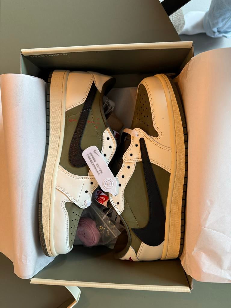 Nike x Travis Scott AJ1 Low Olive - Maat 45 - Nieuw, Kleding | Heren, Schoenen, Ophalen of Verzenden, Nieuw, Overige kleuren, Sneakers of Gympen