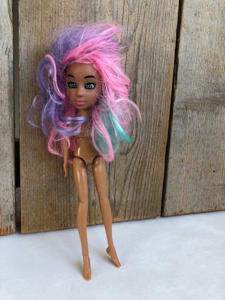 2018 Yulu pop roze paard zee groen blauw haar, Kinderen en Baby's, Speelgoed | Poppen, Ophalen of Verzenden, Zo goed als nieuw