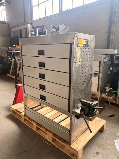 ALUCA (2483) L101 B42 H125 €749, Ophalen, Zo goed als nieuw