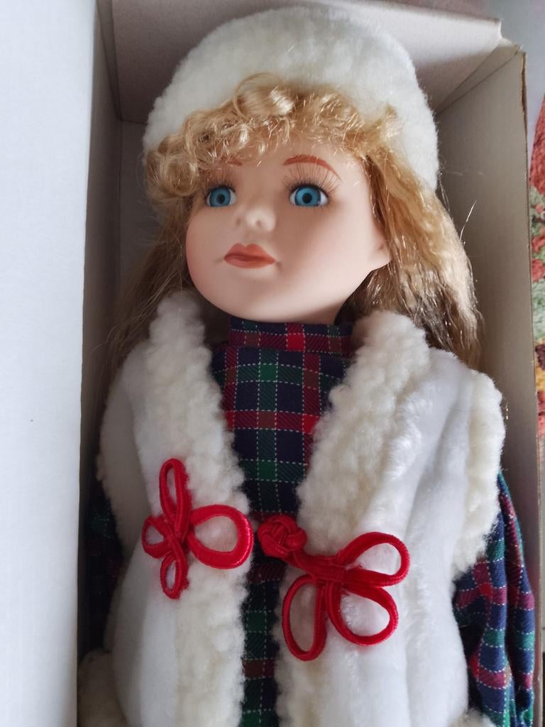 Nieuw in doos porseleinen mooie pop, Verzamelen, Poppen, Nieuw, Pop, Ophalen of Verzenden