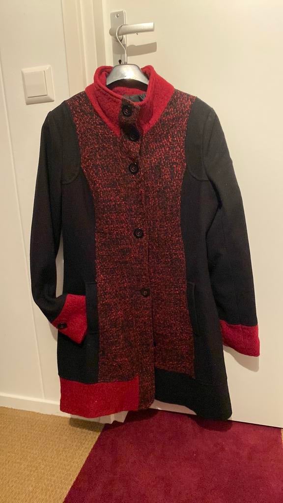 Zwart met bordeaux rode jas  mt 36:38, Kleding | Dames, Jassen | Winter, Ophalen of Verzenden, Gedragen, Maat 36 (S), Rood