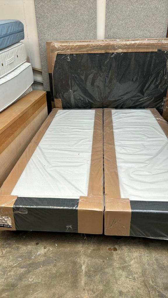 Boxspring 140x200 voor €250, Ophalen, Info@inenuit.com, 6991zc, 140 cm