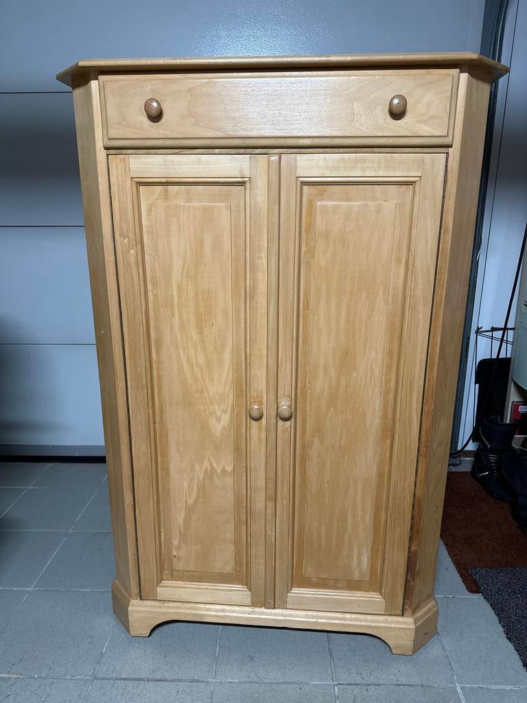 Mooie massief houten kast met veel opbergruimte, Ophalen