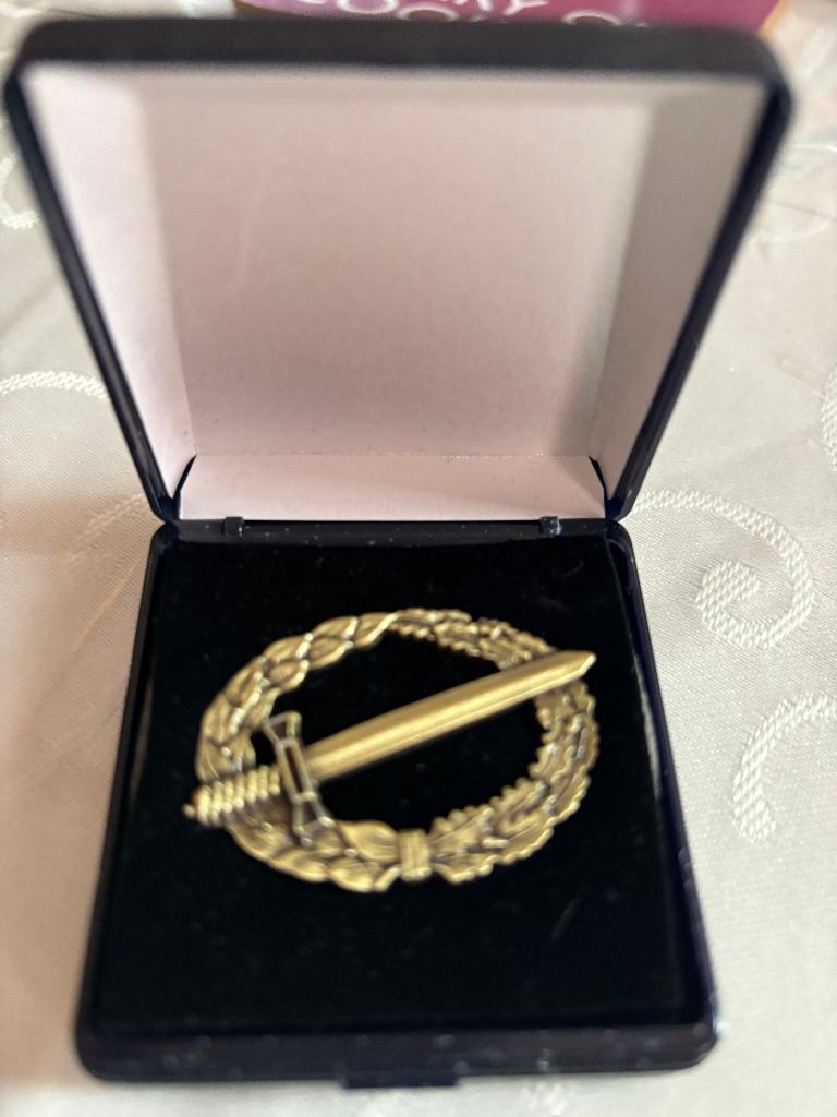 Gevechtsinsigne speld met bescherm doosje, Verzamelen, Militaria | Algemeen, Landmacht, Kleding of Schoenen, Nederland, Verzenden