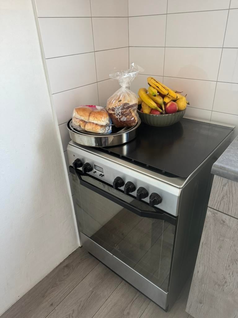 Gas fornuis met hetelucht oven weg wegens samenwonen, Zo goed als nieuw, Gas, Vrijstaand, 85 tot 90 cm