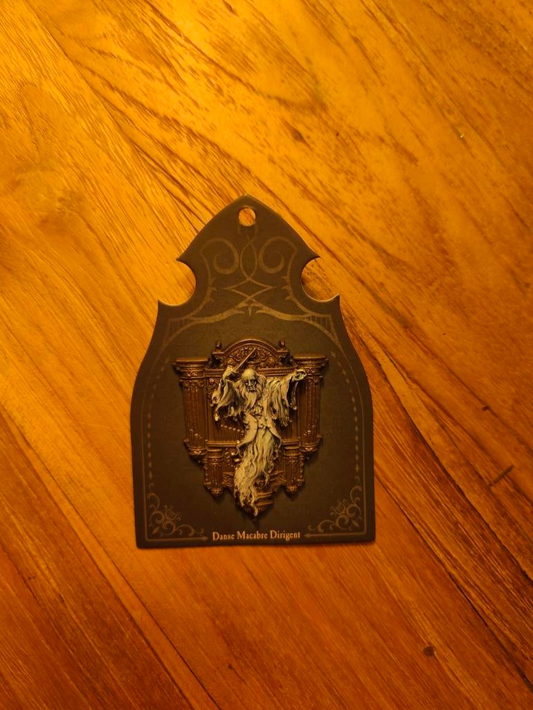 Efteling pin Danse Macabre dirigent - EPP 480, Verzamelen, Efteling, Ophalen of Verzenden, Nieuw, Button of Speldje