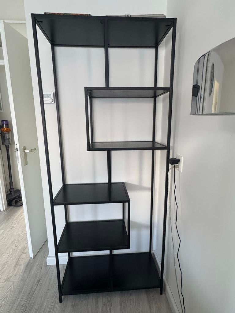 Zwart metalen open kast met asymmetrische planken, Met plank(en), 200 cm of meer, Zo goed als nieuw, Metaal