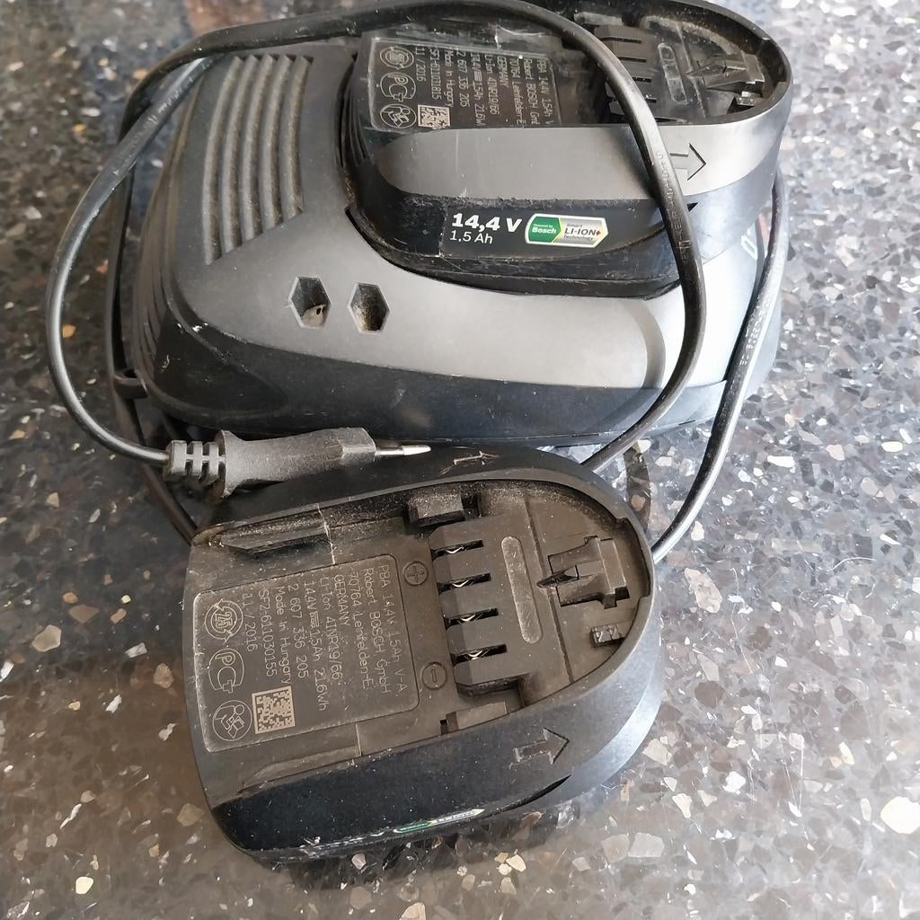 2x bosch 14,4 volt 1,5 ah accu's goede staat met lader, Doe-het-zelf en Verbouw, Gereedschap | Boormachines, Ophalen of Verzenden