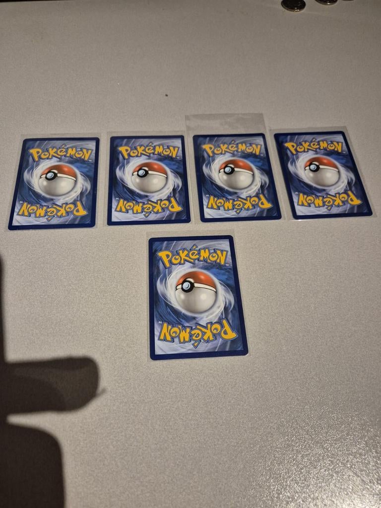 Pikachu Pokémon kaarten - VMAX, V, Surfing, Flying, Verzenden, Zo goed als nieuw, Meerdere kaarten