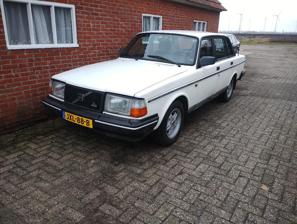 Volvo 240GLT oldtimer nieuwe apk  met boekjes, Voorwielaandrijving, Stof, Zwart, 4 cilinders