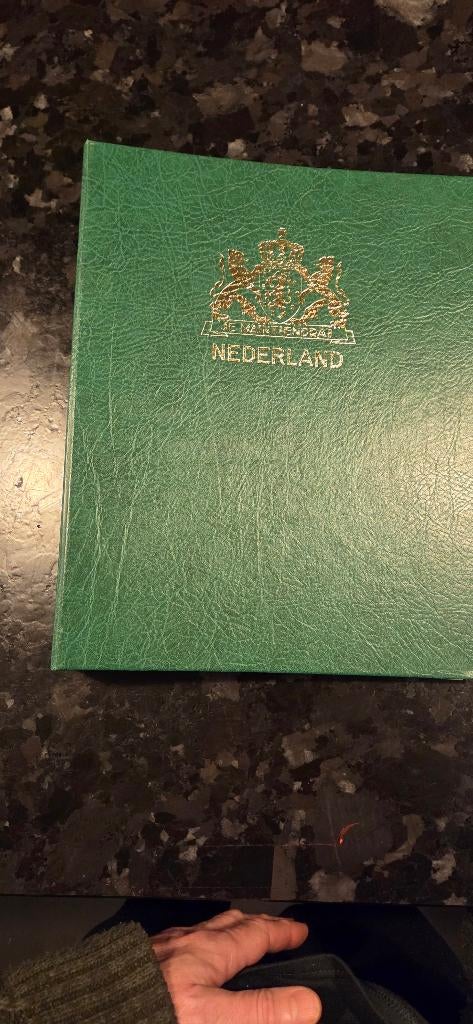 Twee albums met Nederlandse postzegels van 1852 - 1990., Postzegels en Munten, Postzegels | Volle albums en Verzamelingen, Ophalen of Verzenden