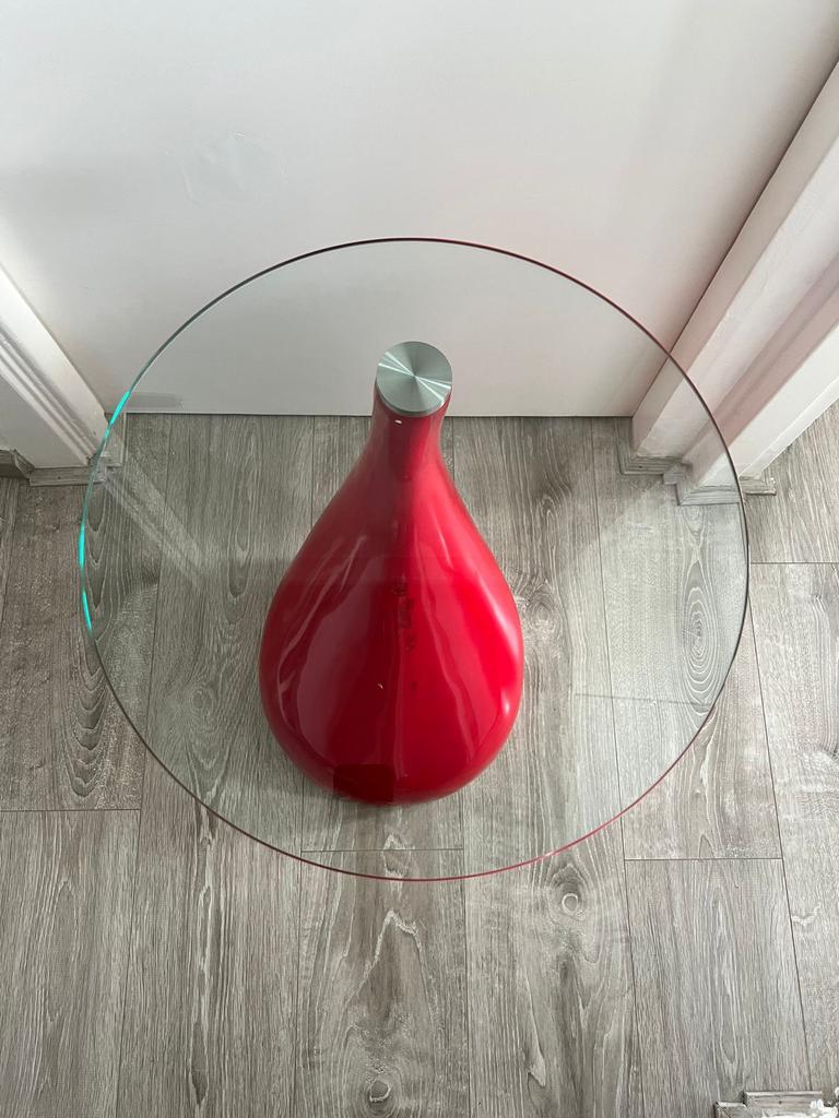 Ronde Leolux bijzettafel met rode voet en glazen blad, Huis en Inrichting, Tafels | Bijzettafels, Minder dan 55 cm, Rond, Nieuw