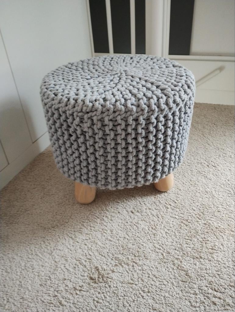 Grijze poef met houten pootjes, Ophalen, Minder dan 50 cm, Rond, Minder dan 50 cm