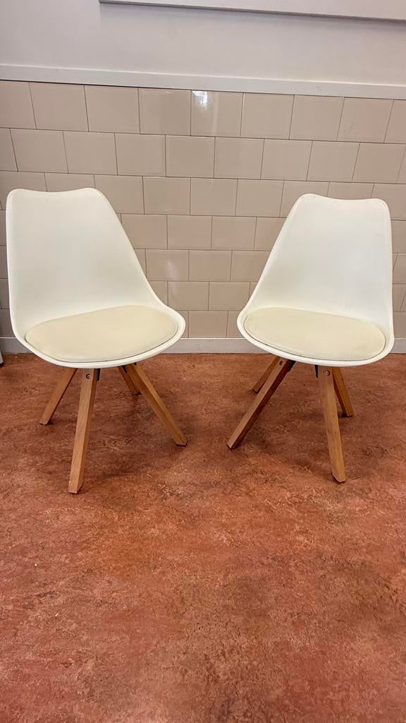 Set van 2 design stoelen ,witte kuipstoelen met houten poten, Ophalen, Gebruikt, Wit, Kunststof