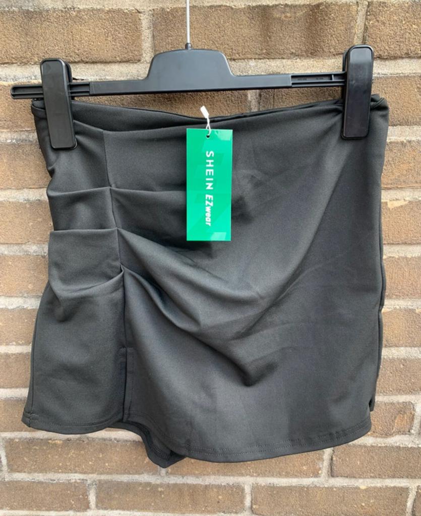 Nieuw zwart SHEIN broek rokjes, Kleding | Dames, Rokken, Zwart, Ophalen of Verzenden, Zo goed als nieuw, Maat 34 (XS) of kleiner
