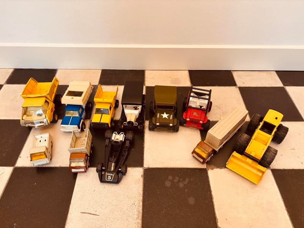 11 Tonka speelgoedauto’s, Hobby en Vrije tijd, Modelauto's | 1:32, Ophalen, Gebruikt, Auto, Overige merken