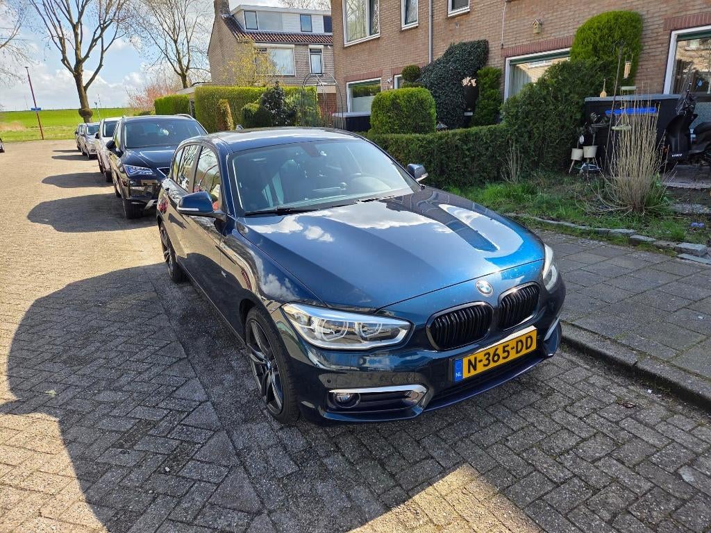 BMW 1-Serie 118i ( 2016 ) 18" Unieke kleur Bluetooth, Blauw, Leder en Stof, 650 kg, Particulier