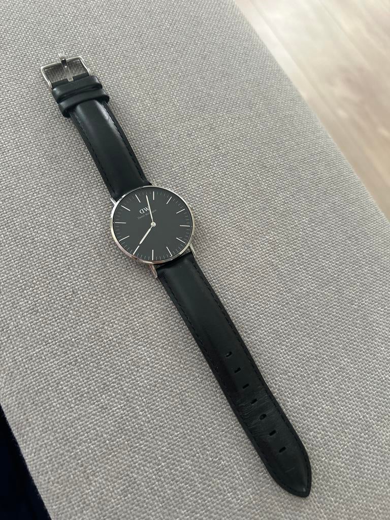 Daniel Wellington horloge met zwart leren bandje, Overige merken, Staal, Polshorloge, Ophalen of Verzenden