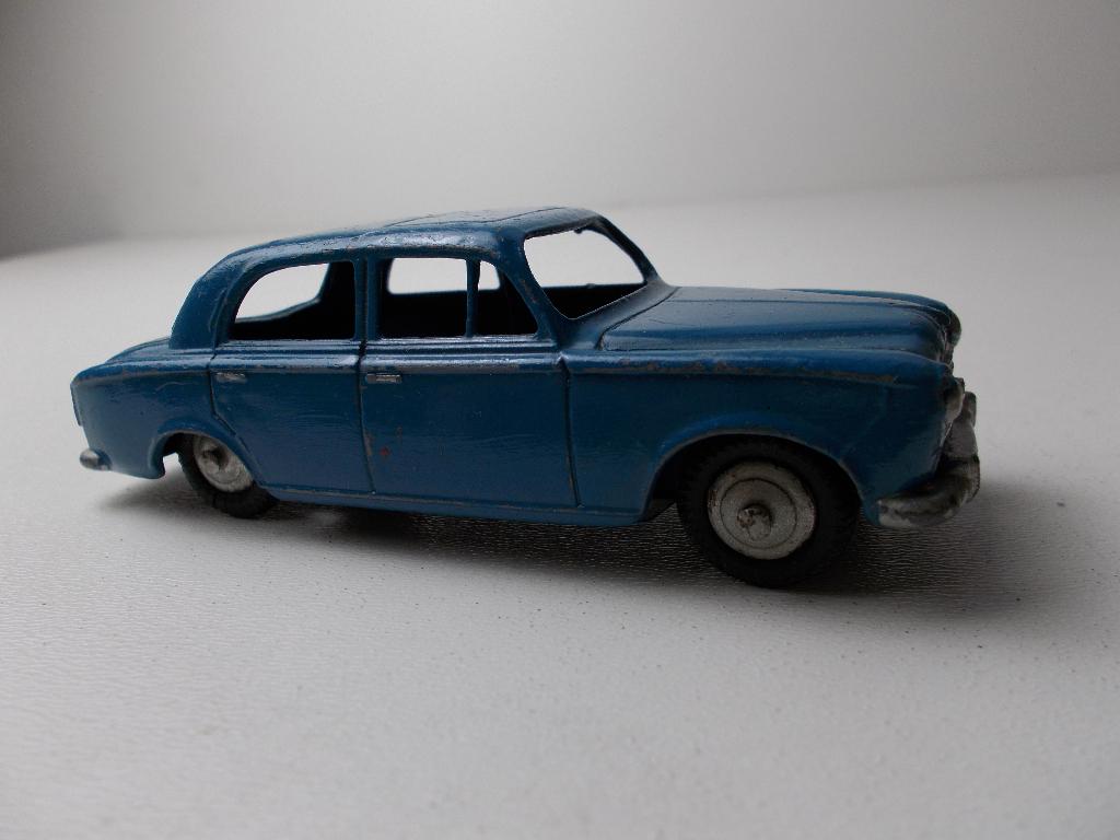 1957 Dinky Toys 24B PEUGEOT 403 (Repainted), Ophalen of Verzenden, Gebruikt, Auto, Dinky Toys